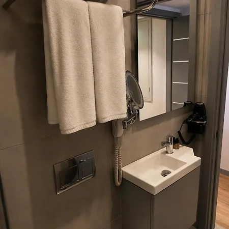 The Revia Square 4*